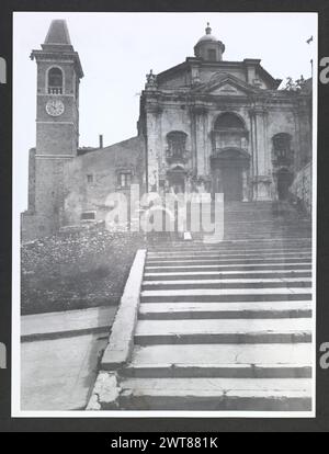 Abruzzo Pescara popoli SS. Trinita. Hutzel, Max 1960-1990 Post-medievale: Architettura settecentesca con tre portali e tamburo ottagonale per cupola. Il fotografo e studioso tedesco Max Hutzel (1911-1988) fotografò in Italia dai primi anni '1960 fino alla sua morte. Il risultato di questo progetto, citato da Hutzel come foto Arte minore, è un'accurata documentazione dello sviluppo storico dell'arte in Italia fino al XVIII secolo, che comprende oggetti degli Etruschi e dei Romani, nonché monumenti altomedievali, romanici, gotici, rinascimentali e barocchi. Le immagini sono organizzate in base alla registrazione geografica Foto Stock