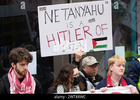 Manchester, Regno Unito. 16 marzo 2024. Protesta palestinese a Gaza nel centro di Manchester a partire dai Piccadilly Gardens. I manifestanti hanno marciato per la 23a settimana consecutiva attraverso il centro della città monitorato dalla polizia. I manifestanti si fermarono alla Barclays Bank, che aveva un avviso di chiusura temporanea alle sue porte. I manifestanti hanno cantato che la Barclays Bank aveva "sangue sulle mani" per quanto riguarda l'attuale conflitto e hanno attirato messaggi sul marciapiede. Un edificio in King Street è stato anche individuato a causa dei suoi collegamenti con la AXA Insurance. La marcia ha trattenuto tram, acquirenti e traffico mentre migliaia di persone hanno marciato pacificamente. M Foto Stock