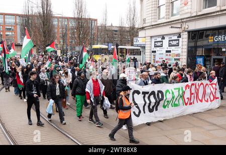 Manchester, Regno Unito. 16 marzo 2024. Protesta palestinese a Gaza nel centro di Manchester a partire dai Piccadilly Gardens. I manifestanti hanno marciato per la 23a settimana consecutiva attraverso il centro della città monitorato dalla polizia. I manifestanti si fermarono alla Barclays Bank, che aveva un avviso di chiusura temporanea alle sue porte. I manifestanti hanno cantato che la Barclays Bank aveva "sangue sulle mani" per quanto riguarda l'attuale conflitto e hanno attirato messaggi sul marciapiede. Un edificio in King Street è stato anche individuato a causa dei suoi collegamenti con la AXA Insurance. La marcia ha trattenuto tram, acquirenti e traffico mentre migliaia di persone hanno marciato pacificamente. M Foto Stock