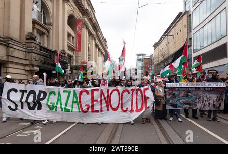 Manchester, Regno Unito. 16 marzo 2024. Protesta palestinese a Gaza nel centro di Manchester a partire dai Piccadilly Gardens. I manifestanti hanno marciato per la 23a settimana consecutiva attraverso il centro della città monitorato dalla polizia. I manifestanti si fermarono alla Barclays Bank, che aveva un avviso di chiusura temporanea alle sue porte. I manifestanti hanno cantato che la Barclays Bank aveva "sangue sulle mani" per quanto riguarda l'attuale conflitto e hanno attirato messaggi sul marciapiede. Un edificio in King Street è stato anche individuato a causa dei suoi collegamenti con la AXA Insurance. La marcia ha trattenuto tram, acquirenti e traffico mentre migliaia di persone hanno marciato pacificamente. M Foto Stock