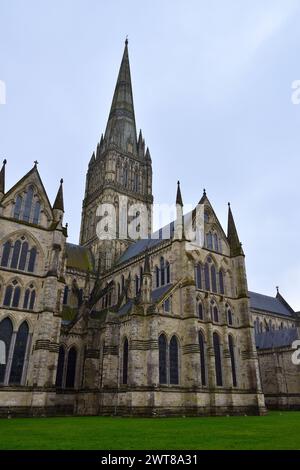 La Cattedrale di Salisbury in una giornata molto nuvolosa Foto Stock