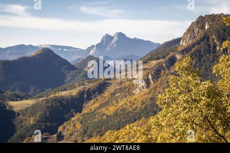Valle di El Ripolles con maestoso monte Pedraforca sullo sfondo, Catalogna Foto Stock