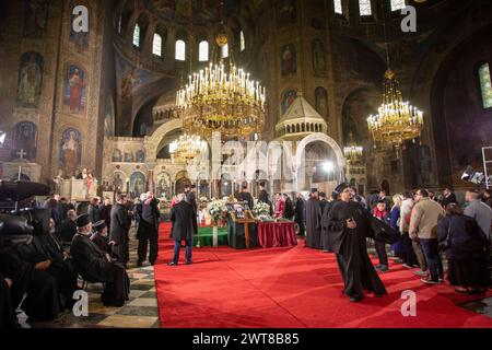 Sofia, Bulgaria, 16 marzo 2024: La sacra liturgia del requiem in memoria del Patriarca bulgaro e del metropolita di Sofia Neofita è stata celebrata nella A Foto Stock