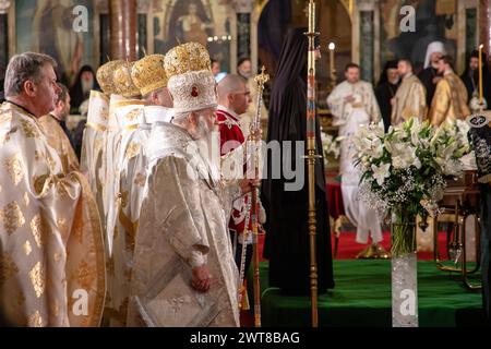 Sofia, Bulgaria, 16 marzo 2024: La sacra liturgia del requiem in memoria del Patriarca bulgaro e del metropolita di Sofia Neofita è stata celebrata nella A Foto Stock