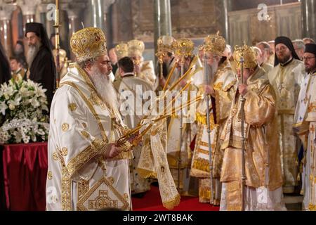 Sofia, Bulgaria, 16 marzo 2024: La sacra liturgia del requiem in memoria del Patriarca bulgaro e del metropolita di Sofia Neofita è stata celebrata nella A Foto Stock