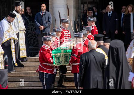 Sofia, Bulgaria, 16 marzo 2024: Le guardie portano la bara del defunto patriarca bulgaro e del metropolita di Sofia Neophyte durante il servizio funebre. Foto Stock