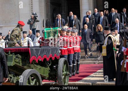 Sofia, Bulgaria, 16 marzo 2024: Le guardie portano la bara del defunto patriarca bulgaro e del metropolita di Sofia Neophyte durante il servizio funebre. Foto Stock