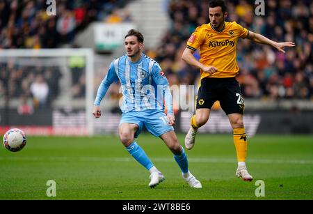 Liam Kitching (a sinistra) del Coventry City e Pablo Sarabia dei Wolverhampton Wanderers in azione durante i quarti di finale della Emirates fa Cup al Molineux di Wolverhampton. Data foto: Sabato 16 marzo 2024. Foto Stock