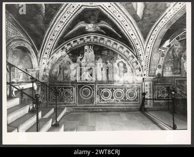 Lazio Roma Subiaco Sacro Speco2. Hutzel, Max 1960-1990 viste esterne (Medieval core Collection). Vedute interne del monumento, con ampia copertura di affreschi della scuola senese nella chiesa superiore e molte vedute delle cappelle scavate nella roccia della chiesa inferiore, tra cui il Sacro Speco, dove il giovane S. Benedetto visse per tre anni in solitudine; Cappella di S. Gregorio Magno, decorata con affreschi bizantini del XIII secolo; Scala Santa e Cappella della Madonna, entrambe decorate con affreschi di scuola senese, e Grotta dei Pastori, con affresco bizantino dell'VIII secolo.   Fotografo di origine tedesca e sch Foto Stock