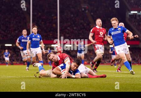 L'italiano Lorenzo Pani segna una meta durante la partita del Guinness Six Nations al Principality Stadium di Cardiff. Data foto: Sabato 16 marzo 2024. Foto Stock