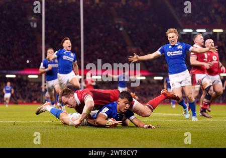 L'italiano Lorenzo Pani segna una meta durante la partita del Guinness Six Nations al Principality Stadium di Cardiff. Data foto: Sabato 16 marzo 2024. Foto Stock