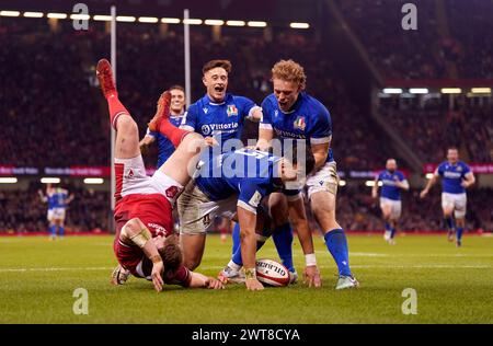 L'italiano Lorenzo Pani segna una meta durante la partita del Guinness Six Nations al Principality Stadium di Cardiff. Data foto: Sabato 16 marzo 2024. Foto Stock