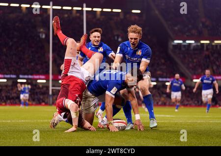 L'italiano Lorenzo Pani segna una meta durante la partita del Guinness Six Nations al Principality Stadium di Cardiff. Data foto: Sabato 16 marzo 2024. Foto Stock