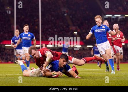 L'italiano Lorenzo Pani segna una meta durante la partita del Guinness Six Nations al Principality Stadium di Cardiff. Data foto: Sabato 16 marzo 2024. Foto Stock