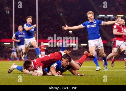 L'italiano Lorenzo Pani segna una meta durante la partita del Guinness Six Nations al Principality Stadium di Cardiff. Data foto: Sabato 16 marzo 2024. Foto Stock