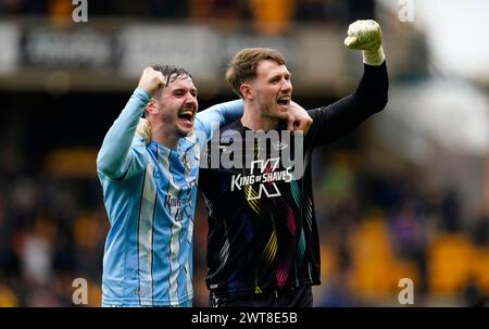 Liam Kitching (a sinistra) del Coventry City e il portiere Bradley Collins festeggiano dopo i quarti di finale della Emirates fa Cup al Molineux di Wolverhampton. Data foto: Sabato 16 marzo 2024. Foto Stock