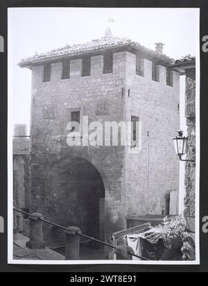 Repubblica di San Marino San Marino porta di S. Francesco. Hutzel, Max 1960-1990 Medieval: Marker scolpito del XIV secolo. Post-medievale: Porta d'ingresso del XV secolo al fotografo e studioso tedesco Max Hutzel (1911-1988) fotografato in Italia dai primi anni '1960 fino alla sua morte. Il risultato di questo progetto, citato da Hutzel come foto Arte minore, è un'accurata documentazione dello sviluppo storico dell'arte in Italia fino al XVIII secolo, che comprende oggetti degli Etruschi e dei Romani, nonché monumenti altomedievali, romanici, gotici, rinascimentali e barocchi. Le immagini sono organiz Foto Stock