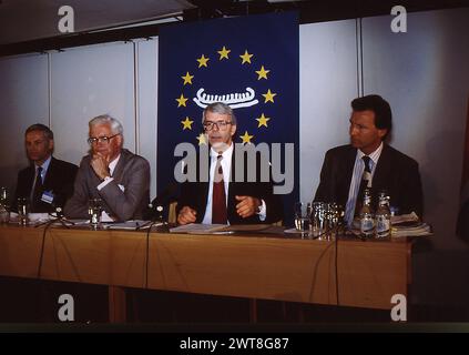 Copenaghen, Danimarca /21-22 giugno 1993/ esponenti europei al vertice europeo di Copenaghen Danimarca, il presidente francese Francois mitterand e il cancelliere tedesco Helmut Kohl il primo ministro danese Poul nyrup rasmussen e il PM britannico john Major ecc.. Foto.Francis Joseph Dean/Dean Pictures Foto Stock