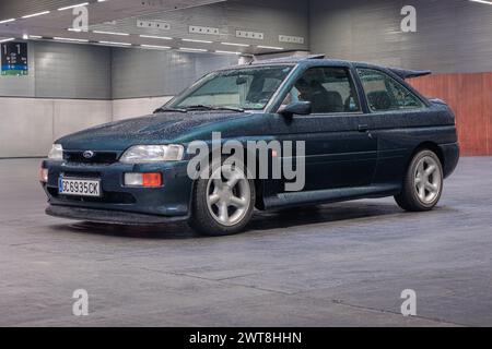 Bilbao, Spagna - 11 novembre 2023: Ford Escort RS Cosworth in parcheggio coperto Foto Stock