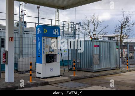 Wasserstofftankstelle Erlangen die Erlanger Wasserstoffstation ist Teil des Pilotprojekts H2Sektor von Hydrogenious, das gefördert wird vom Nationalen Innovationsprogramm Wasserstoff- und Brennstoffzellentechnologie NIP durch das Bundesministerium für Verkehr und digitale Infrastruktur BMVI. Die H2-Tankstelle befindet sich auf dem neuen Siemens Campus und Hat verwendet die LOHC Technologie bei der Grünwasserstoff, gebunden in flüssigem organischem Trägermaterial engl. kurz: LOHC, an der Station in konventionellen Erdtanks gelagert wird. Der Rückgewinnung des LOHC gespeicherten Wasserstoffs fin Foto Stock