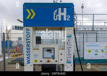 Wasserstofftankstelle Erlangen die Erlanger Wasserstoffstation ist Teil des Pilotprojekts H2Sektor von Hydrogenious, das gefördert wird vom Nationalen Innovationsprogramm Wasserstoff- und Brennstoffzellentechnologie NIP durch das Bundesministerium für Verkehr und digitale Infrastruktur BMVI. Die H2-Tankstelle befindet sich auf dem neuen Siemens Campus und Hat verwendet die LOHC Technologie bei der Grünwasserstoff, gebunden in flüssigem organischem Trägermaterial engl. kurz: LOHC, an der Station in konventionellen Erdtanks gelagert wird. Der Rückgewinnung des LOHC gespeicherten Wasserstoffs fin Foto Stock