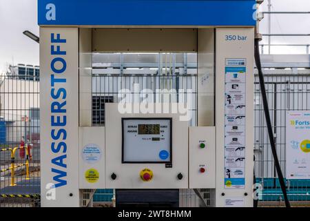 Wasserstofftankstelle Erlangen die Erlanger Wasserstoffstation ist Teil des Pilotprojekts H2Sektor von Hydrogenious, das gefördert wird vom Nationalen Innovationsprogramm Wasserstoff- und Brennstoffzellentechnologie NIP durch das Bundesministerium für Verkehr und digitale Infrastruktur BMVI. Die H2-Tankstelle befindet sich auf dem neuen Siemens Campus und Hat verwendet die LOHC Technologie bei der Grünwasserstoff, gebunden in flüssigem organischem Trägermaterial engl. kurz: LOHC, an der Station in konventionellen Erdtanks gelagert wird. Der Rückgewinnung des LOHC gespeicherten Wasserstoffs fin Foto Stock