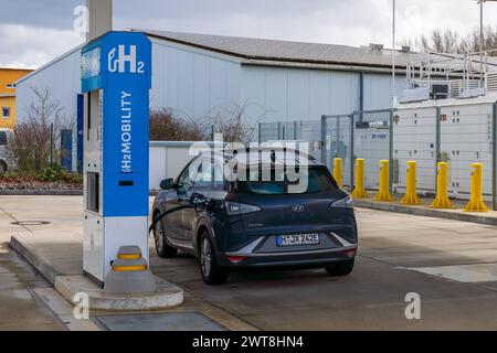 Wasserstofftankstelle Erlangen Ein Wasserstoffauto tankt an der 700 bar Wasserstoff-Tanksäule. Die Erlanger Wasserstoffstation ist Teil des Pilotprojekts H2Sektor von Hydrogenious, das gefördert wird vom Nationalen Innovationsprogramm Wasserstoff- und Brennstoffzellentechnologie NIP durch das Bundesministerium für Verkehr und digitale Infrastruktur BMVI. Die H2-Tankstelle befindet sich auf dem neuen Siemens Campus und Hat verwendet die LOHC Technologie bei der Grünwasserstoff, gebunden in flüssigem organischem Trägermaterial engl. kurz: LOHC, an der Station in konventionellen Erdtanks gelagert Foto Stock