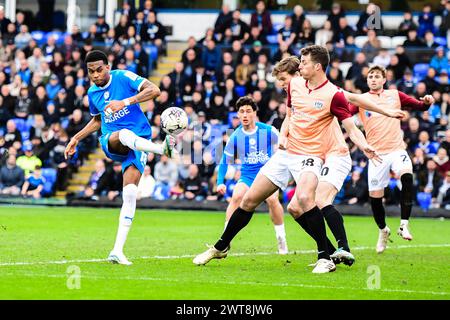 Malik Mothersille (18 Peterborough United) spara durante la partita di Sky Bet League 1 tra Peterborough e Portsmouth a London Road, Peterborough, sabato 16 marzo 2024. (Foto: Kevin Hodgson | mi News) crediti: MI News & Sport /Alamy Live News Foto Stock