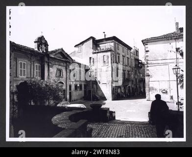 Lazio Roma poli Piazza del Municipio. Hutzel, max 1960-1990 due vedute di piazza su cui è visibile il Palazzo dei conti. Il fotografo e studioso tedesco Max Hutzel (1911-1988) fotografò in Italia dai primi anni '1960 fino alla sua morte. Il risultato di questo progetto, citato da Hutzel come foto Arte minore, è un'accurata documentazione dello sviluppo storico dell'arte in Italia fino al XVIII secolo, che comprende oggetti degli Etruschi e dei Romani, nonché monumenti altomedievali, romanici, gotici, rinascimentali e barocchi. Le immagini sono organizzate per regione geografica in Italia, quindi per provincia Foto Stock