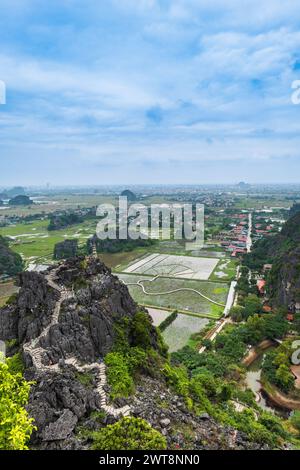 Ninh Binh Landpae in Vietnam. Paesaggio della grotta di Mua con montagne carsiche Foto Stock