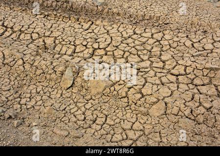 Distese di fango asciutte e incrinate in un clima arido. Foto Stock