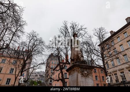 Lione, Francia - 26 gennaio 2022: Statua commemorativa del Sergent Blandan, un soldato francese noto per la sua resistenza in Algeria, situata nella città vecchia di Foto Stock