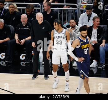 15 marzo 2024: Gregg Popovich, allenatore dei San Antonio Spurs, parla con la guardia tre Jones (33) durante una partita NBA tra San Antonio Spurs e Denver Nuggets il 15 marzo 2024. (Credit Image: © Scott Coleman/ZUMA Press Wire) SOLO PER USO EDITORIALE! Non per USO commerciale! Foto Stock