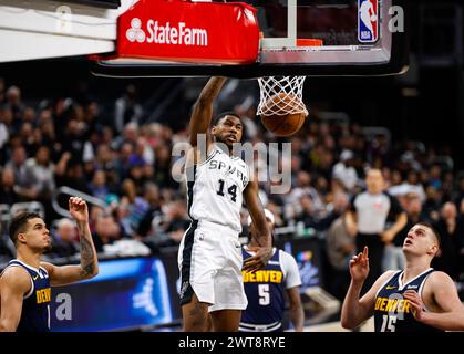 15 marzo 2024: La guardia dei San Antonio Spurs Blake Wesley (14) sbatte la palla durante una partita NBA tra gli Spurs e i Denver Nuggets il 15 marzo 2024. (Credit Image: © Scott Coleman/ZUMA Press Wire) SOLO PER USO EDITORIALE! Non per USO commerciale! Foto Stock