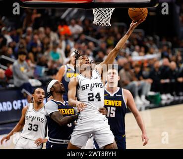 15 marzo 2024: La guardia dei San Antonio Spurs Devin Vassell (24) va al basket durante una partita NBA tra gli Spurs e i Denver Nuggets il 15 marzo 2024. (Credit Image: © Scott Coleman/ZUMA Press Wire) SOLO PER USO EDITORIALE! Non per USO commerciale! Foto Stock