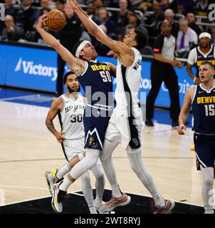 15 marzo 2024: L'attaccante dei Denver Nuggets Aaron Gordon (50) cerca un colpo mentre il centro dei San Antonio Spurs Victor Wembanyama (1) si estende per tentare un blocco durante una partita NBA del 15 marzo 2024. (Credit Image: © Scott Coleman/ZUMA Press Wire) SOLO PER USO EDITORIALE! Non per USO commerciale! Foto Stock