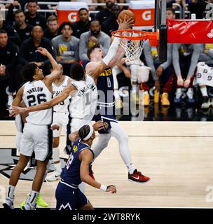 15 marzo 2024: La guardia dei Denver Nuggets Christian Braun (0) viene sporcata dal centro dei San Antonio Spurs Victor Wembanyama (1) mentre va al basket durante una partita NBA il 15 marzo 2024. (Credit Image: © Scott Coleman/ZUMA Press Wire) SOLO PER USO EDITORIALE! Non per USO commerciale! Foto Stock