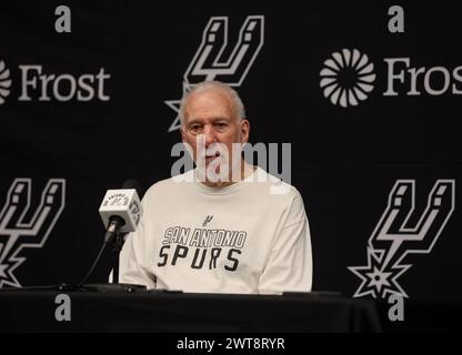 15 marzo 2024: Gregg Popovich, allenatore dei San Antonio Spurs, si rivolge ai media prima di una partita NBA tra i San Antonio Spurs e i Denver Nuggets il 15 marzo 2024. Il gioco fa parte della serie i-35, ora al suo secondo anno, in cui gli Spurs giocano due partite casalinghe nella stagione regolare ad Austin al Moody Center della University of Texas. (Credit Image: © Scott Coleman/ZUMA Press Wire) SOLO PER USO EDITORIALE! Non per USO commerciale! Foto Stock