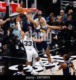 15 marzo 2024: L'attaccante dei Denver Nuggets Zeke Nnaji (22) blocca un tiro della guardia dei San Antonio Spurs tre Jones (33) durante una partita NBA del 15 marzo 2024. (Credit Image: © Scott Coleman/ZUMA Press Wire) SOLO PER USO EDITORIALE! Non per USO commerciale! Foto Stock