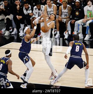 15 marzo 2024: Il centro dei San Antonio Spurs Victor Wembanyama (1) perde la palla mentre tenta un tiro contro l'attaccante dei Denver Nuggets Zeke Nnaji (22) durante una partita NBA del 15 marzo 2024. (Credit Image: © Scott Coleman/ZUMA Press Wire) SOLO PER USO EDITORIALE! Non per USO commerciale! Foto Stock