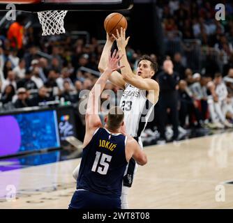 15 marzo 2024: L'attaccante dei San Antonio Spurs Zach Collins (23) lancia il pallone sul centro dei Denver Nuggets Nikola Jokic (15) durante una partita NBA del 15 marzo 2024. (Credit Image: © Scott Coleman/ZUMA Press Wire) SOLO PER USO EDITORIALE! Non per USO commerciale! Foto Stock