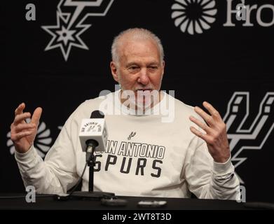 15 marzo 2024: Gregg Popovich, allenatore dei San Antonio Spurs, si rivolge ai media prima di una partita NBA tra i San Antonio Spurs e i Denver Nuggets il 15 marzo 2024. Il gioco fa parte della serie i-35, ora al suo secondo anno, in cui gli Spurs giocano due partite casalinghe nella stagione regolare ad Austin al Moody Center della University of Texas. (Credit Image: © Scott Coleman/ZUMA Press Wire) SOLO PER USO EDITORIALE! Non per USO commerciale! Foto Stock