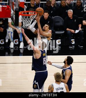 15 marzo 2024: Il centro dei San Antonio Spurs, Victor Wembanyama (1), va al basket contro il centro dei Denver Nuggets, Nikola Jokic (15), durante una partita NBA del 15 marzo 2024. (Credit Image: © Scott Coleman/ZUMA Press Wire) SOLO PER USO EDITORIALE! Non per USO commerciale! Foto Stock