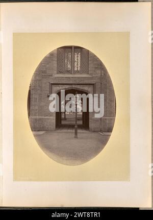 Arco Tudor della Old Central Barracks, West Point. George Kendall Warren, fotografo (americano, 1834 - 1884) 1868 guardando attraverso l'arco Tudor della Old Central Barracks nel campus di West Point verso un'area erbosa punteggiata di alberi. Un lampione si trova davanti all'arco, mentre sopra si possono vedere finestre a reticolo. Foto Stock