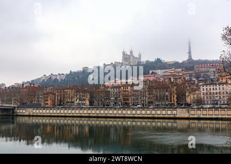 Lione, Francia - 26 gennaio 2022: Scenario urbano con edifici intorno al fiume Saone in una soleggiata giornata invernale a Lione, Francia. Foto Stock