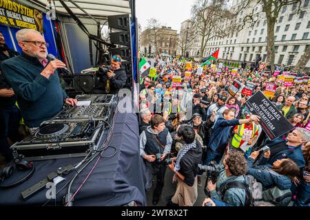 Londra, Regno Unito. 16 marzo 2024. Jeremy Corbyn parlamentare parla come un solitario protestatore pro Israele infiltrato nella folla (il suo cartello dice "portali a casa e contro l'antisemitismo") - Casa contro la musica dance dell'odio irrompe fuori da Downing Street. A Stop Racism, Stop alla dimostrazione di odio a Londra. Crediti: Guy Bell/Alamy Live News Foto Stock