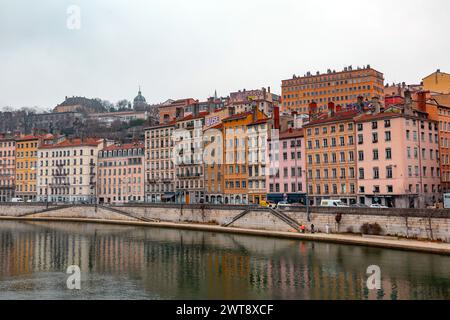 Lione, Francia - 26 gennaio 2022: Scenario urbano con edifici intorno al fiume Saone in una soleggiata giornata invernale a Lione, Francia. Foto Stock