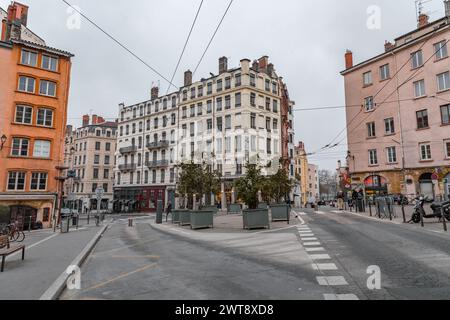 Lione, Francia - 26 gennaio 2022: Vista stradale ed edifici a Lione, Rodano-Alpi, Francia. Foto Stock