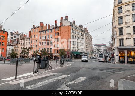 Lione, Francia - 26 gennaio 2022: Vista stradale ed edifici a Lione, Rodano-Alpi, Francia. Foto Stock