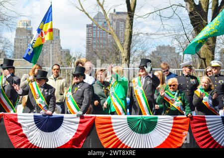 New York, Stati Uniti. 16 marzo 2024. Grand Marshall dell'annuale St La parata del giorno di Patrick ondeggia ai partecipanti lungo la Fifth Avenue a New York. Crediti: Ryan Rahman/Alamy Live News Foto Stock